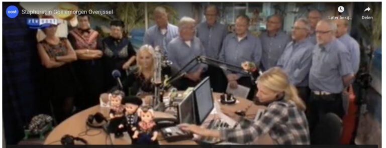 Staphorster Diekzangers in de studio van Radio Oost